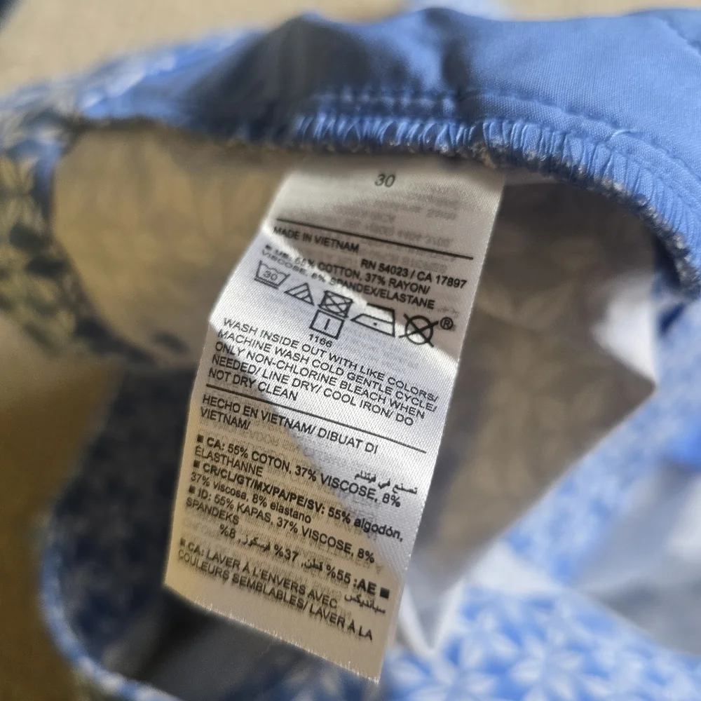 NWT Old Navy Women's Plus Size 30 Blue Tile Pattern High Rise Short Pixie Shorts - Picture 9 of 11